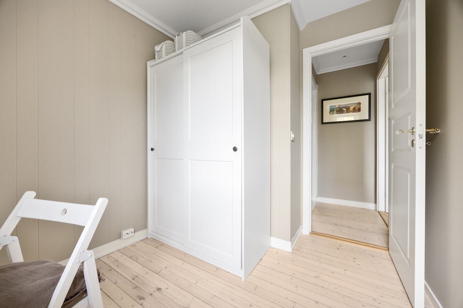 Garderobeskap medfølger. Galleribilde