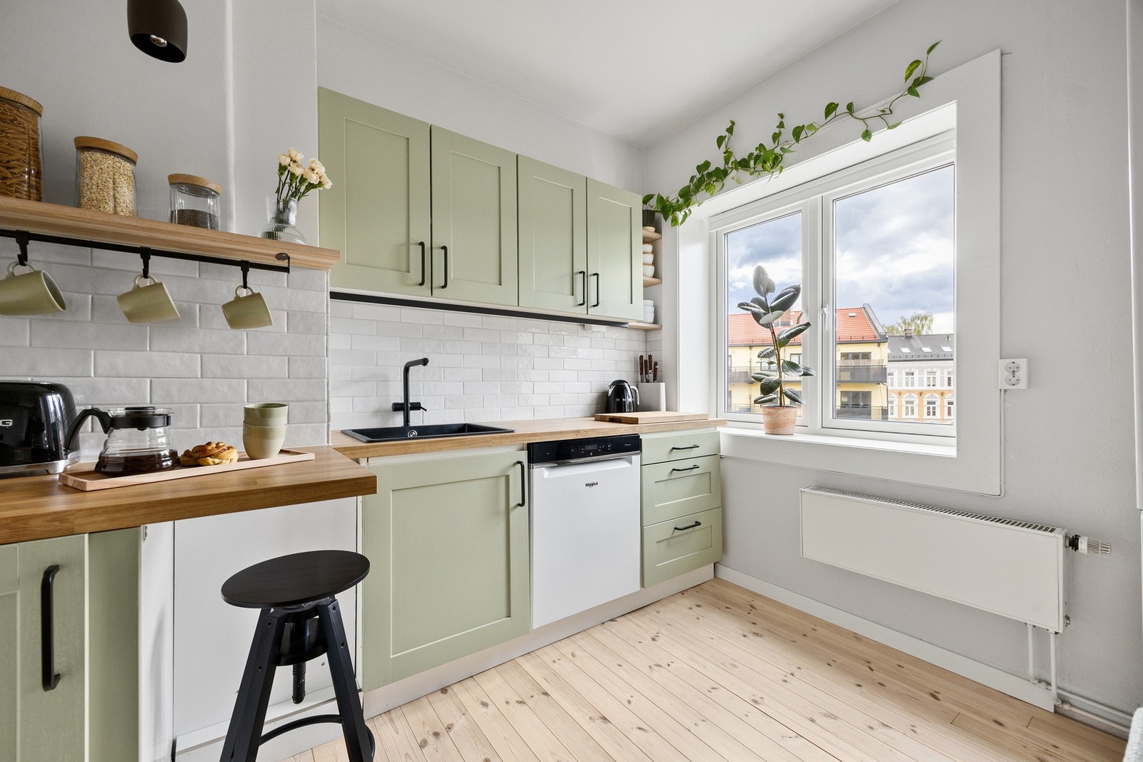 Nytt furugulv på kjøkkenet i 2022. Galleribilde