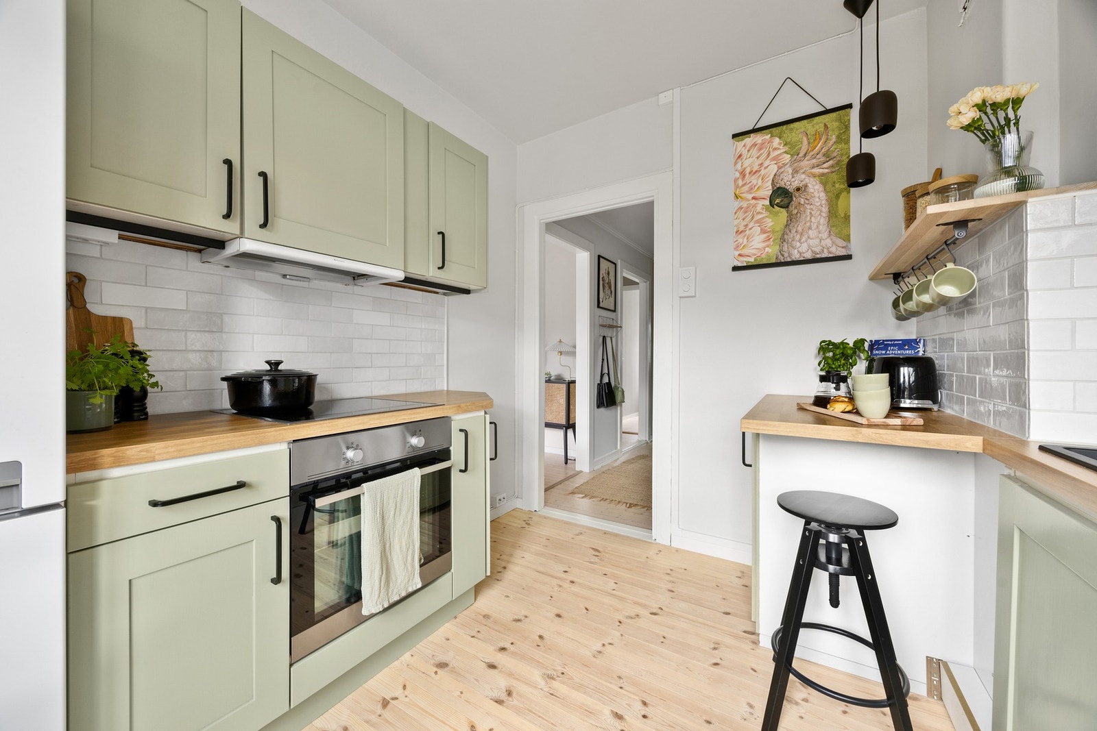 Kjøkkeninnredning oppgradert i 2022 med: ny benkeplate, ny LED-belysning, nymalte fronter og nye håndtak, nye fliser og ny oppvaskkum og blandebatteri. Galleribilde