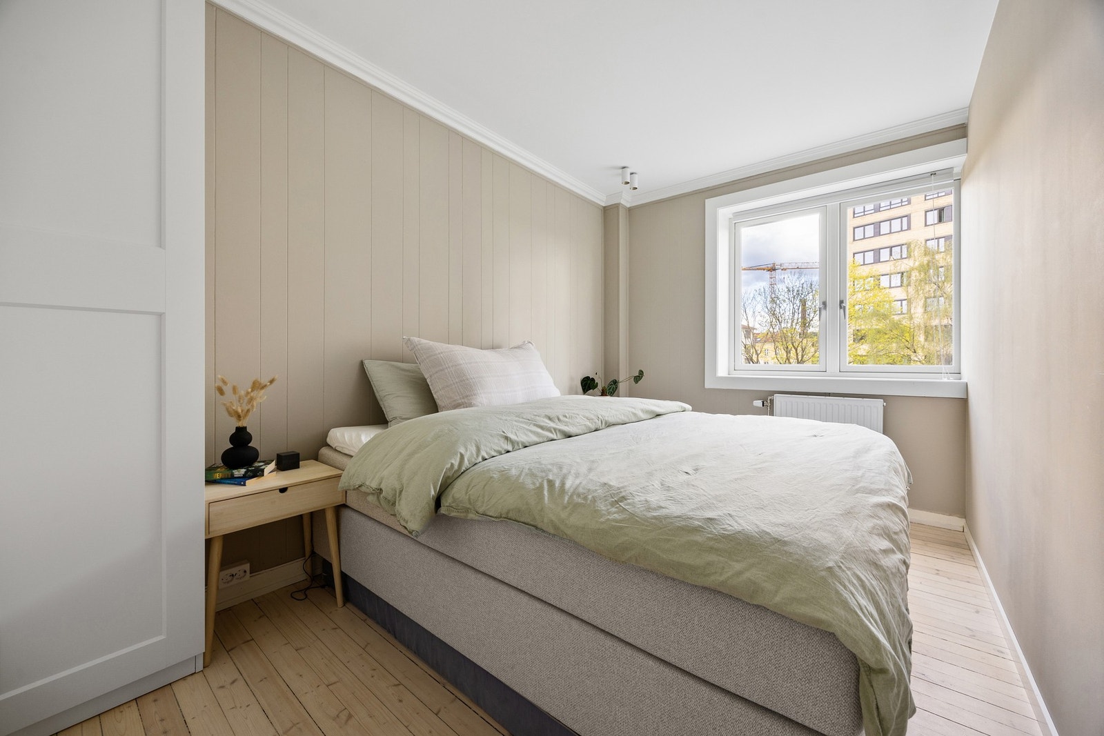 Hovedsoverommet er romslig og har god plass til stor dobbeltseng. Galleribilde