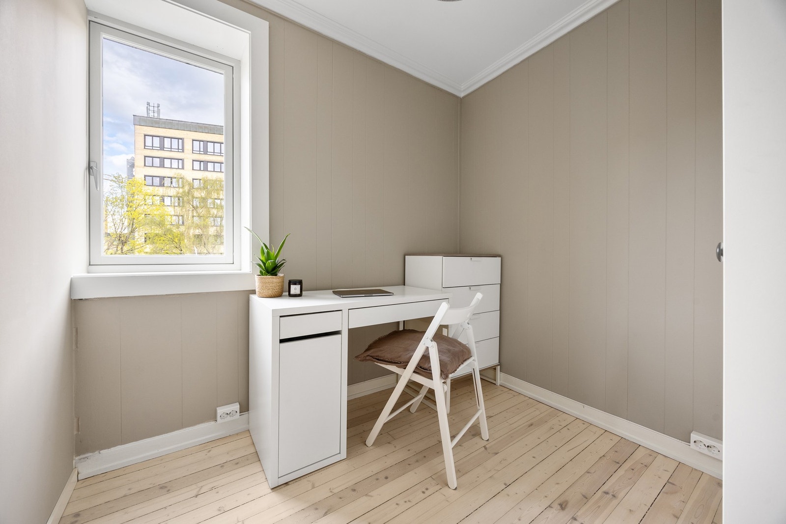 Soverom II er innredet som hjemmekontor, men egner seg godt som soverom. Se plantegning med mål. Galleribilde