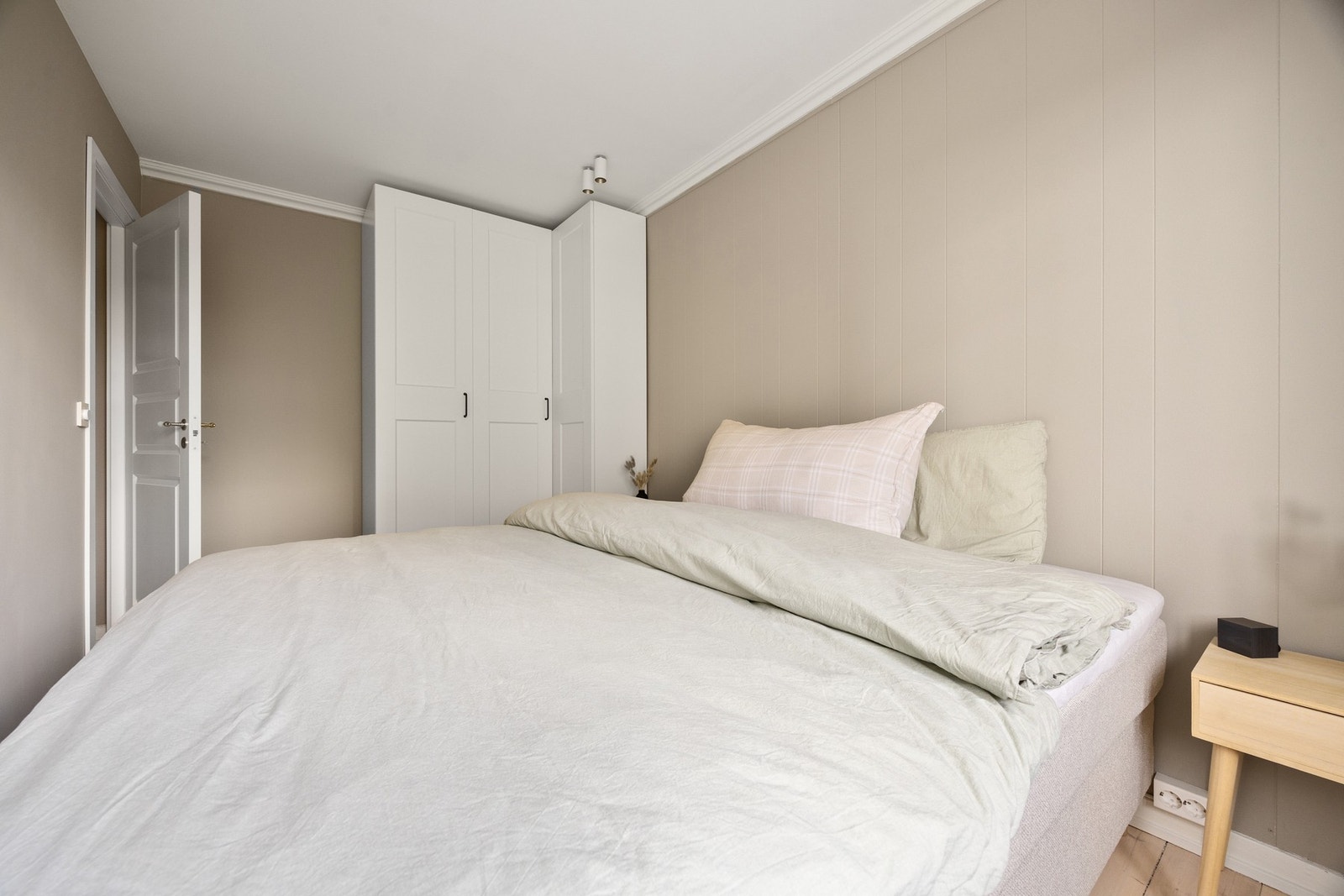 Stort, medfølgende garderobeskap. Galleribilde