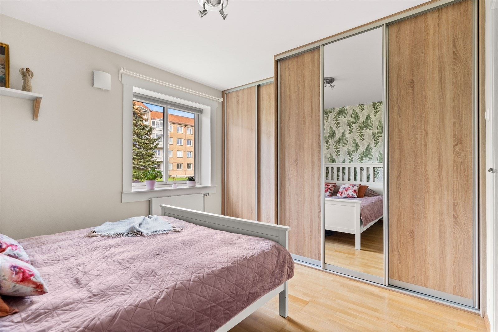 Hovedsoverommet fremstår som romslig og meget delikat, praktisk innredet med stort garderobeskap. Galleribilde