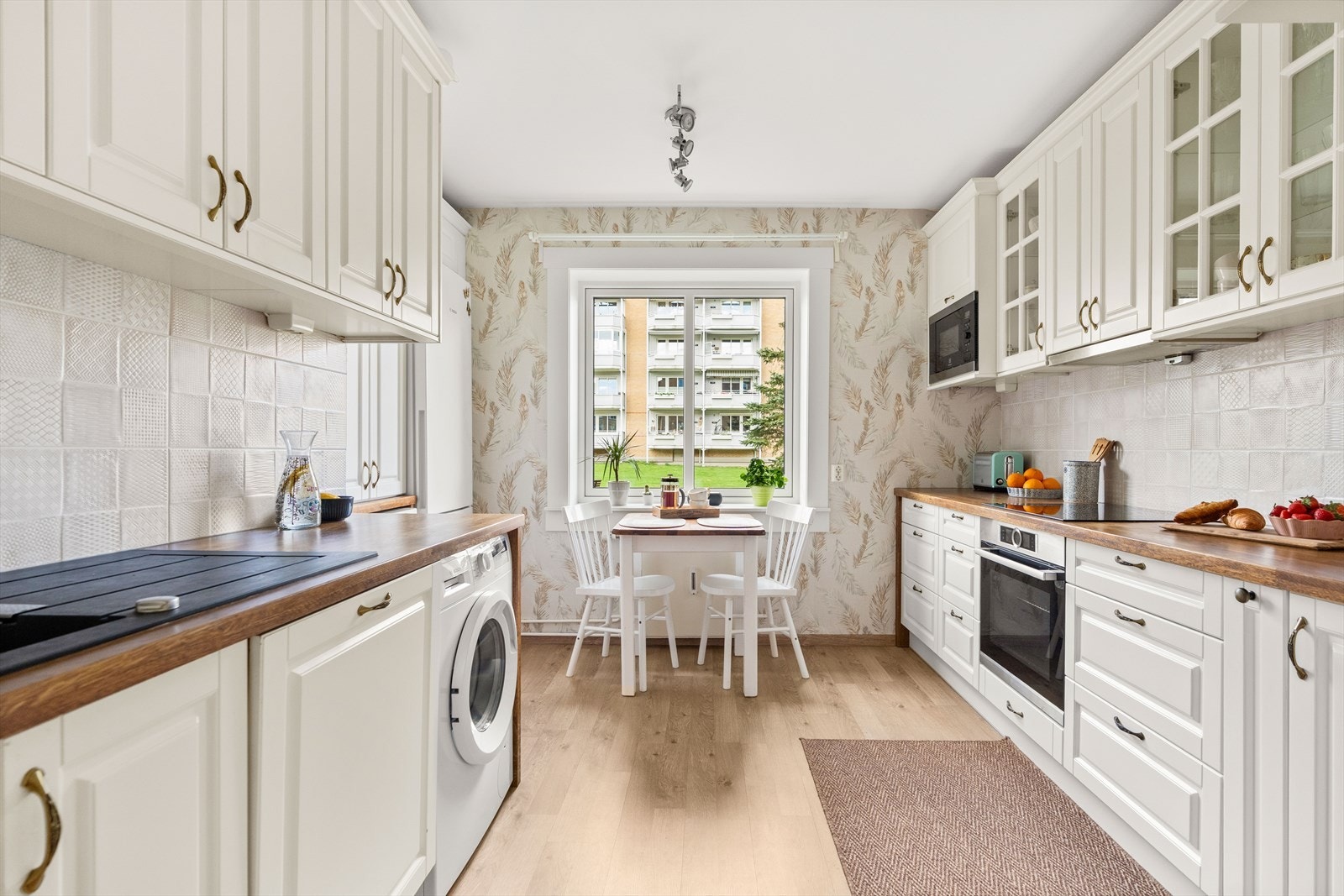 Et stort velutstyrt kjøkken, til glede for hobbykokken. Galleribilde