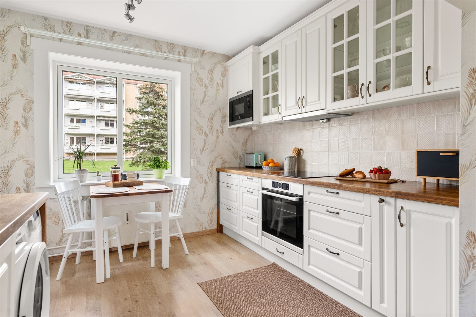 Flott kjøkken med spiseplass Galleribilde