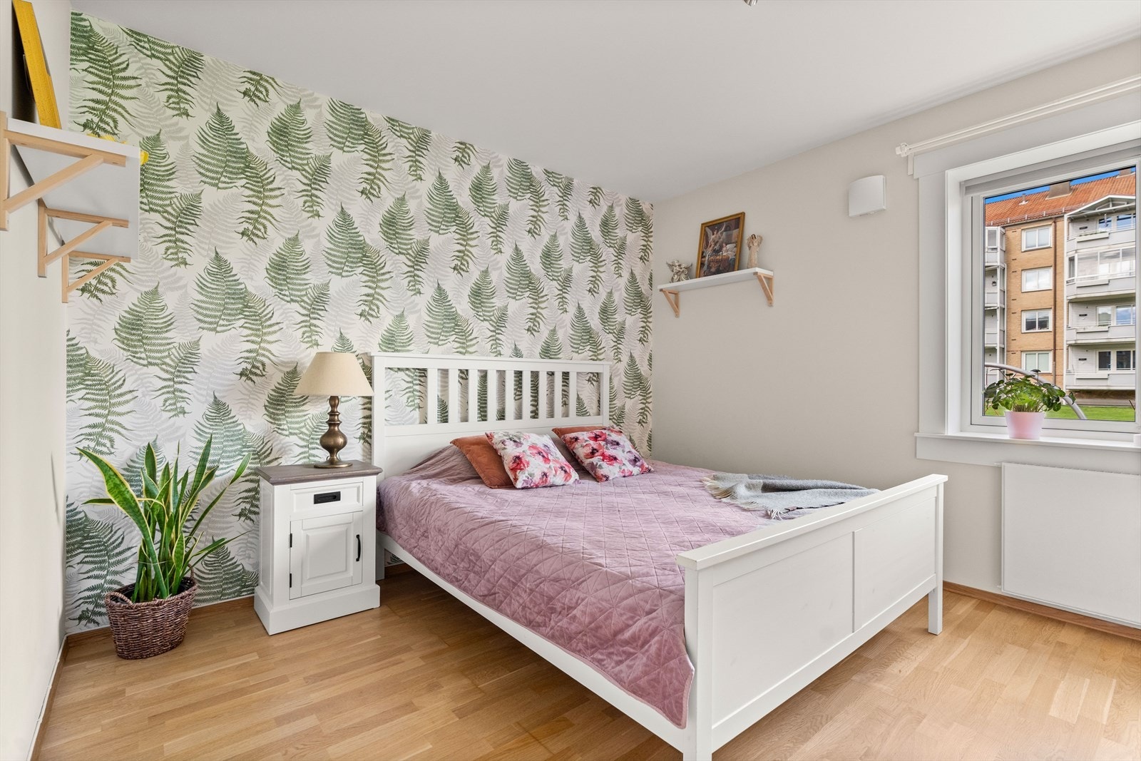 Romslig hovedsoverom. Behagelig fargevalg på veggflaten med stor vindusflate. Galleribilde