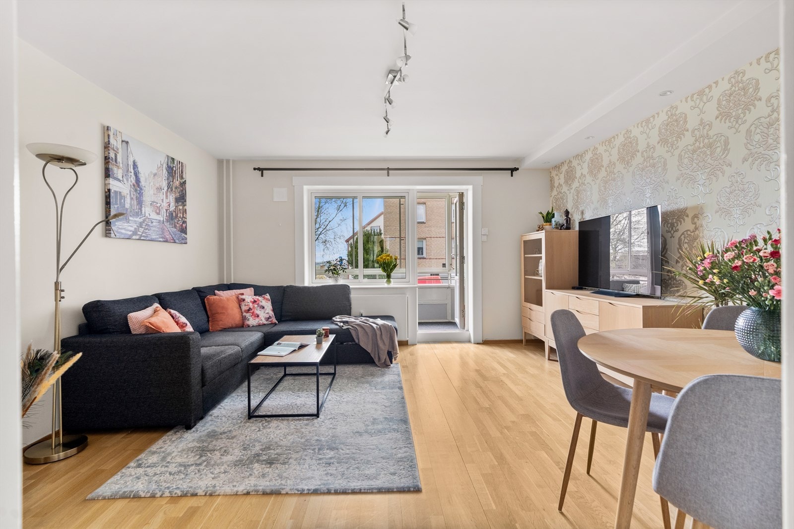 Gode vindusflater og balkongdør slipper inn fint med naturlig lys. Vinduene ble byttet i 2013 i regi av borettslaget. Galleribilde