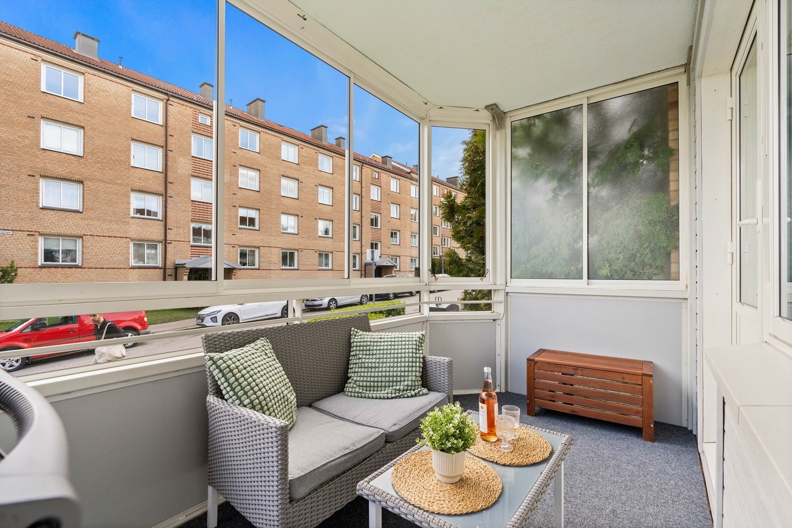 Fra stuen er det utgang til en innglasset balkong på ca. 8 kvm. Galleribilde