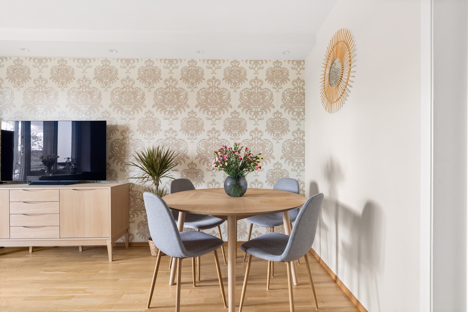 Takket være den gode størrelsen på rommet er det også plass til en koselig spiseplass. Flott sted å innta morgenkaffen og frokosten. Galleribilde