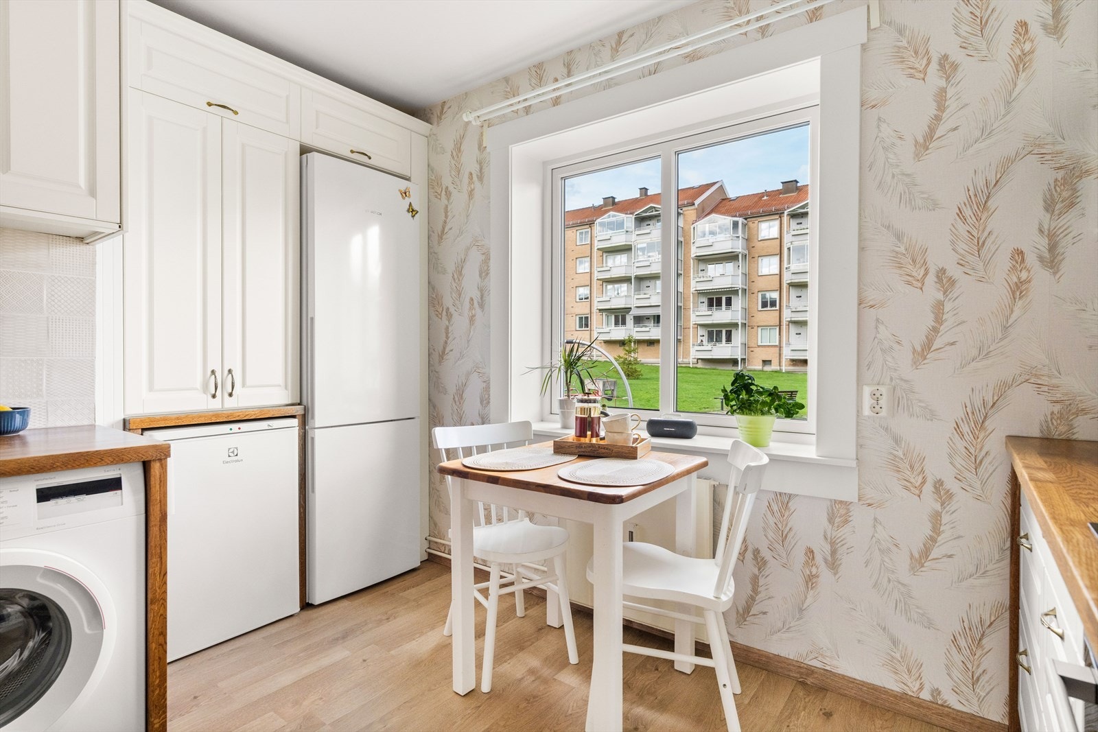 Takket være den gode størrelsen på rommet er det også plass til en koselig spiseplass. Flott sted å innta morgenkaffen og frokosten. Galleribilde