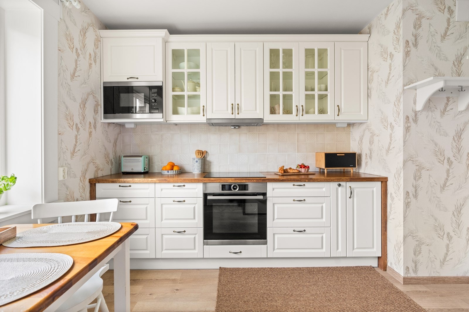 Det er store fine arbeidsflater og gode oppbevaringsmuligheter i overskap og underskap Galleribilde