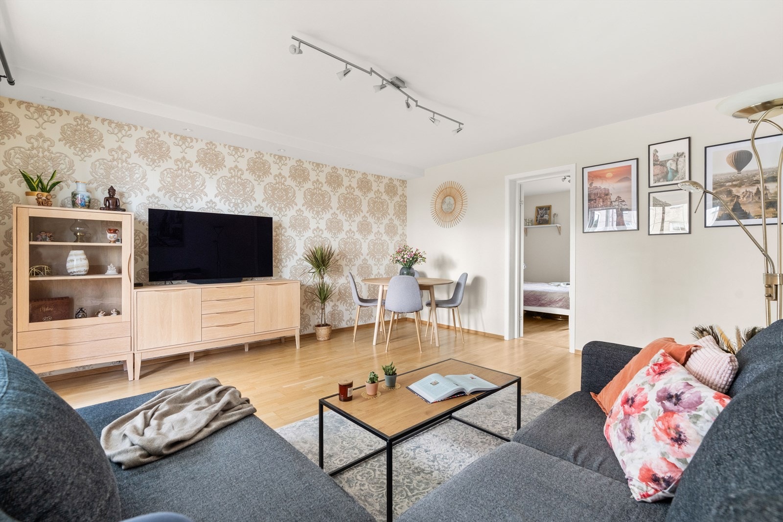 Det er enkelt å innrede etter eget ønske, med både sofa- og spisegruppe samt tilhørende møblement. Galleribilde