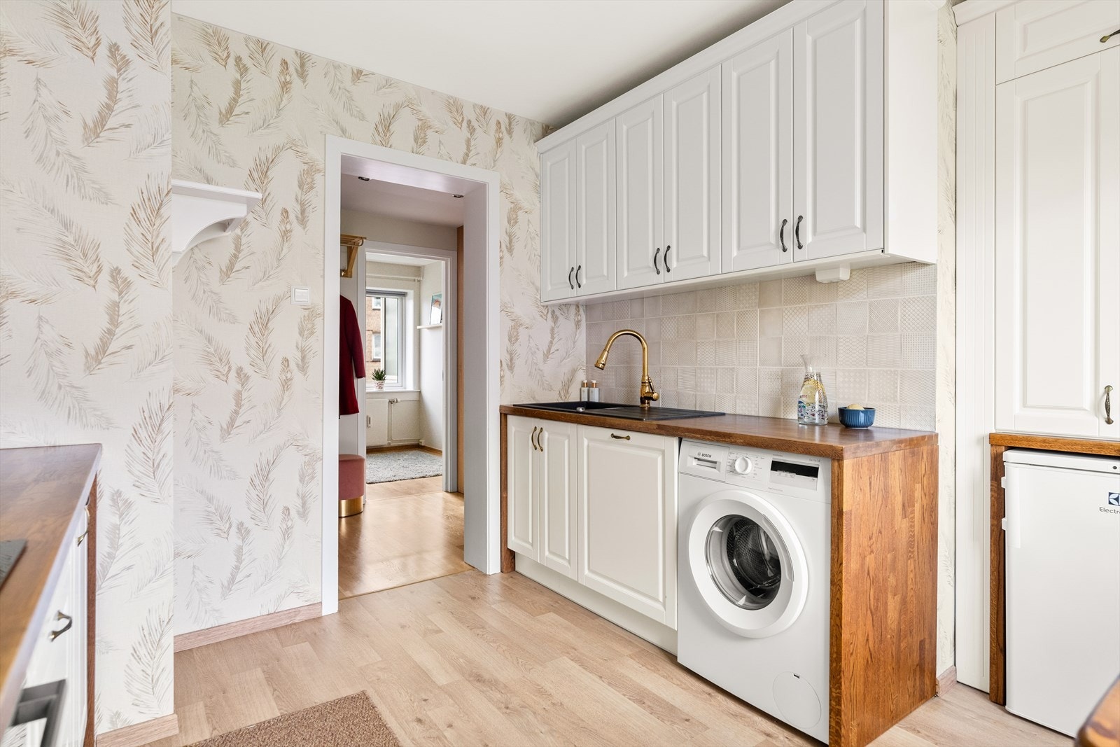 Kjøkkenet ligger i eget rom. Innredningen innehar flere gode kvaliteter som vil settes pris på! Galleribilde