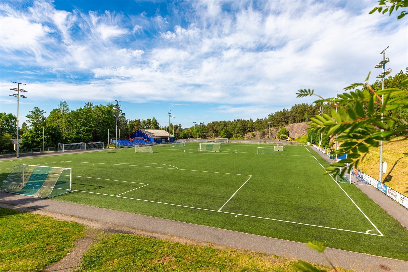 Greibanen ligger kun 6 minutters kjøretur unna, hvor man kan kose seg med ballspill og andre aktiviteter. Galleribilde