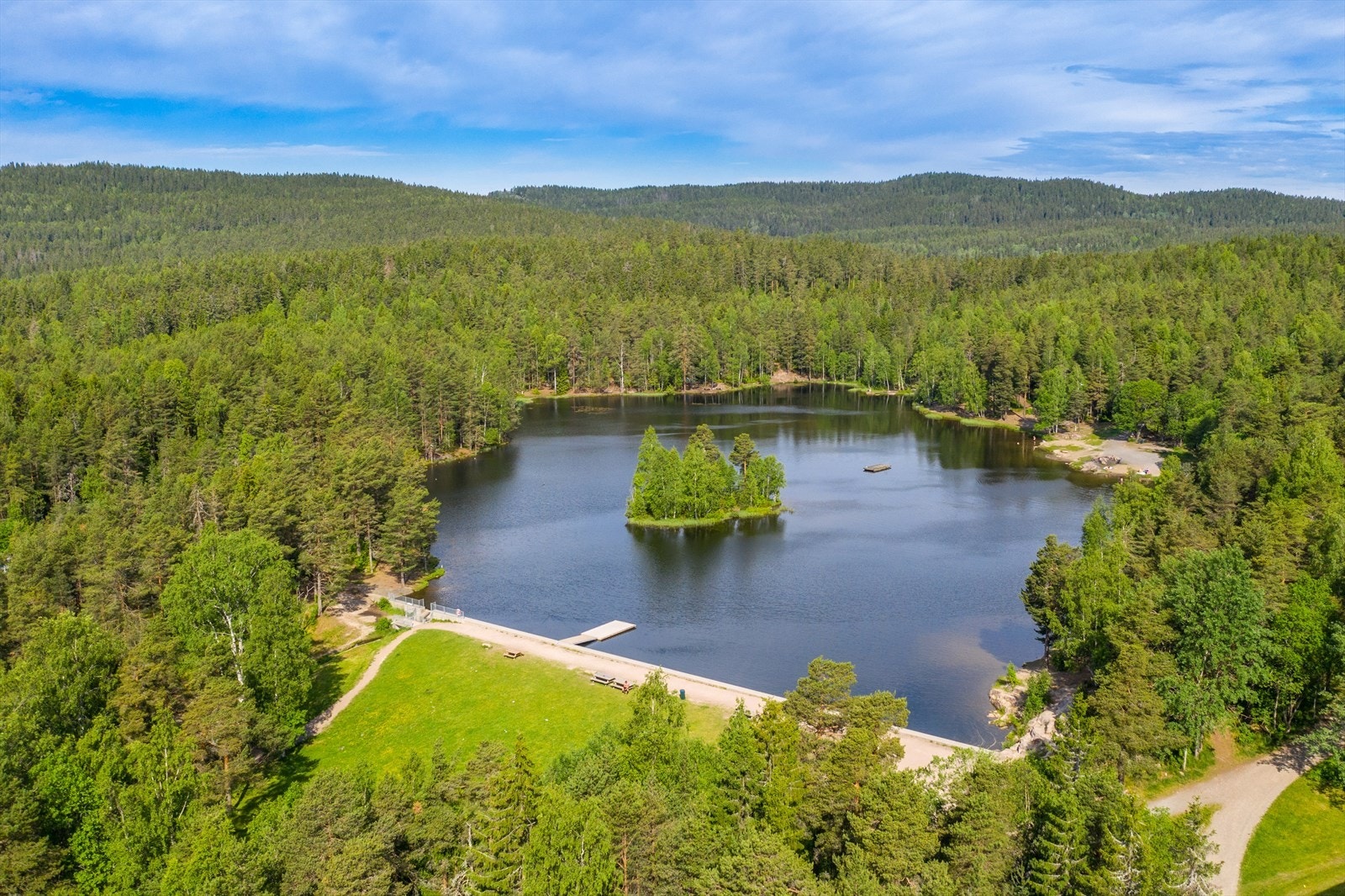 Vesletjern byr på fantatiske turmuligheter og badeplasser! Her finner du blant annet badebrygge og sandstrand. Galleribilde