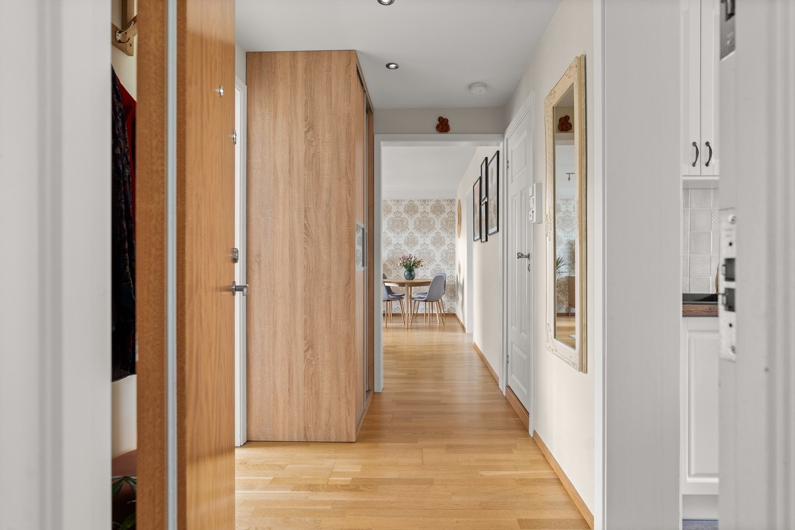 Med engang du entrer leiligheten blir du møtt med et godt første inntrykk. Yttertøy og sko ryddes pent bort i et praktisk garderobeskap. Galleribilde