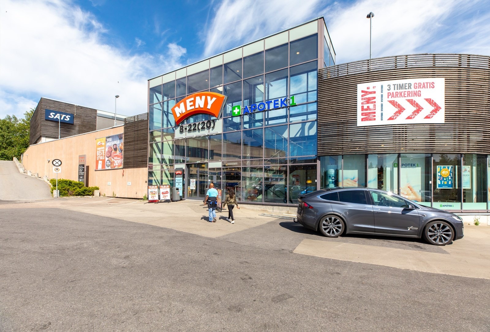 Kalbakken Senter, med mulighet for dagligvarehandel, trening og spisested. Galleribilde