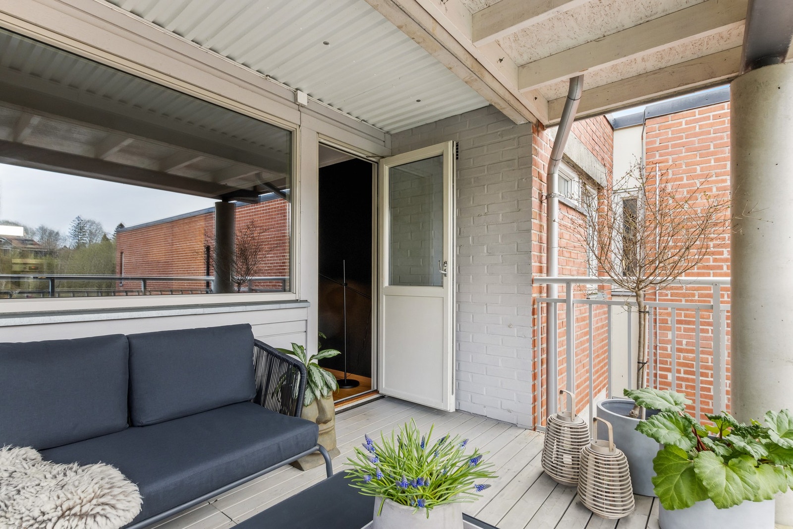 Romslig balkong med takoverbygg, samt god plass til utemøbler. Gode solforhold fra 14-tiden på sommerstid, opplyst av selger. Galleribilde