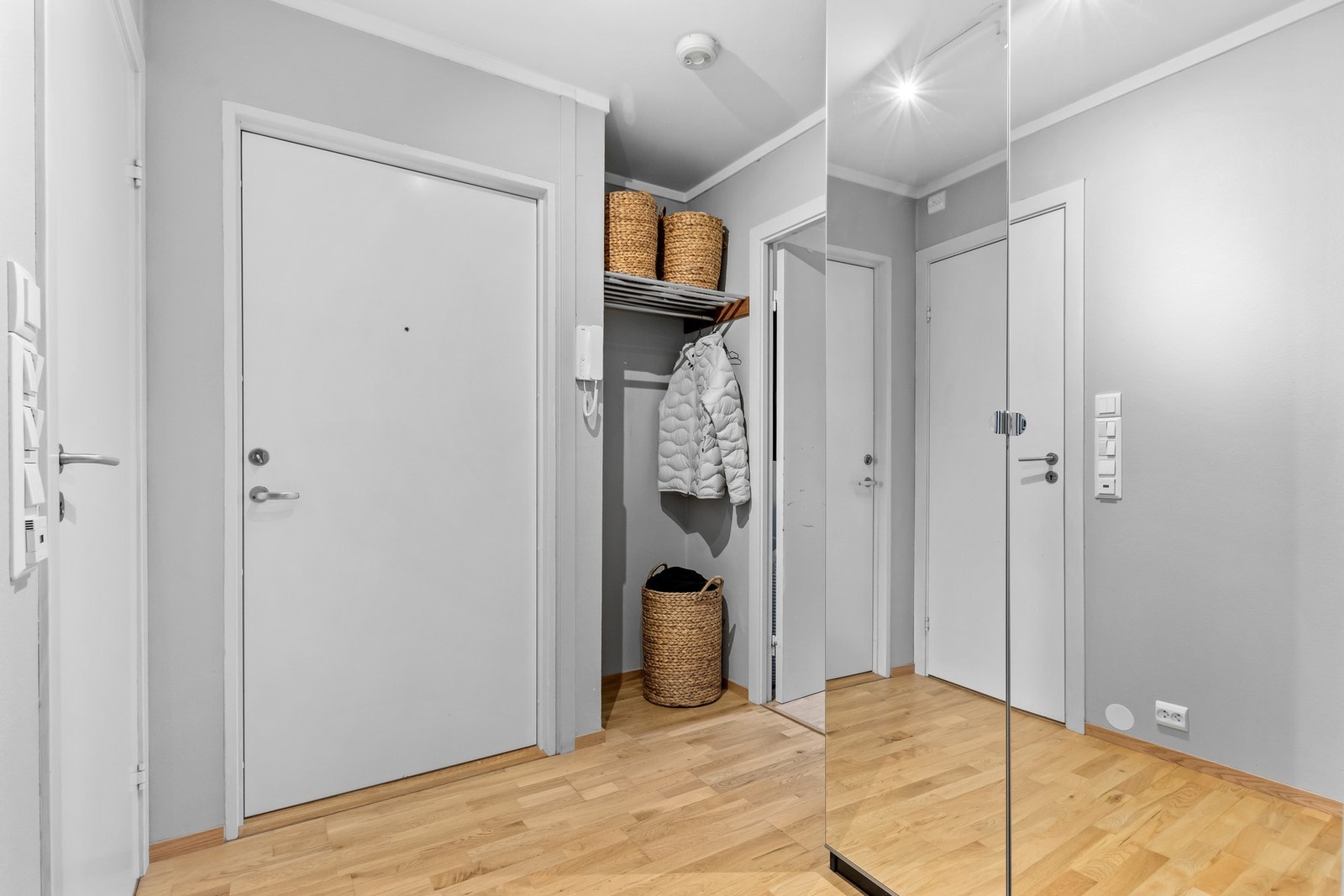 Gang/entré med plass til garderobeskap. Galleribilde