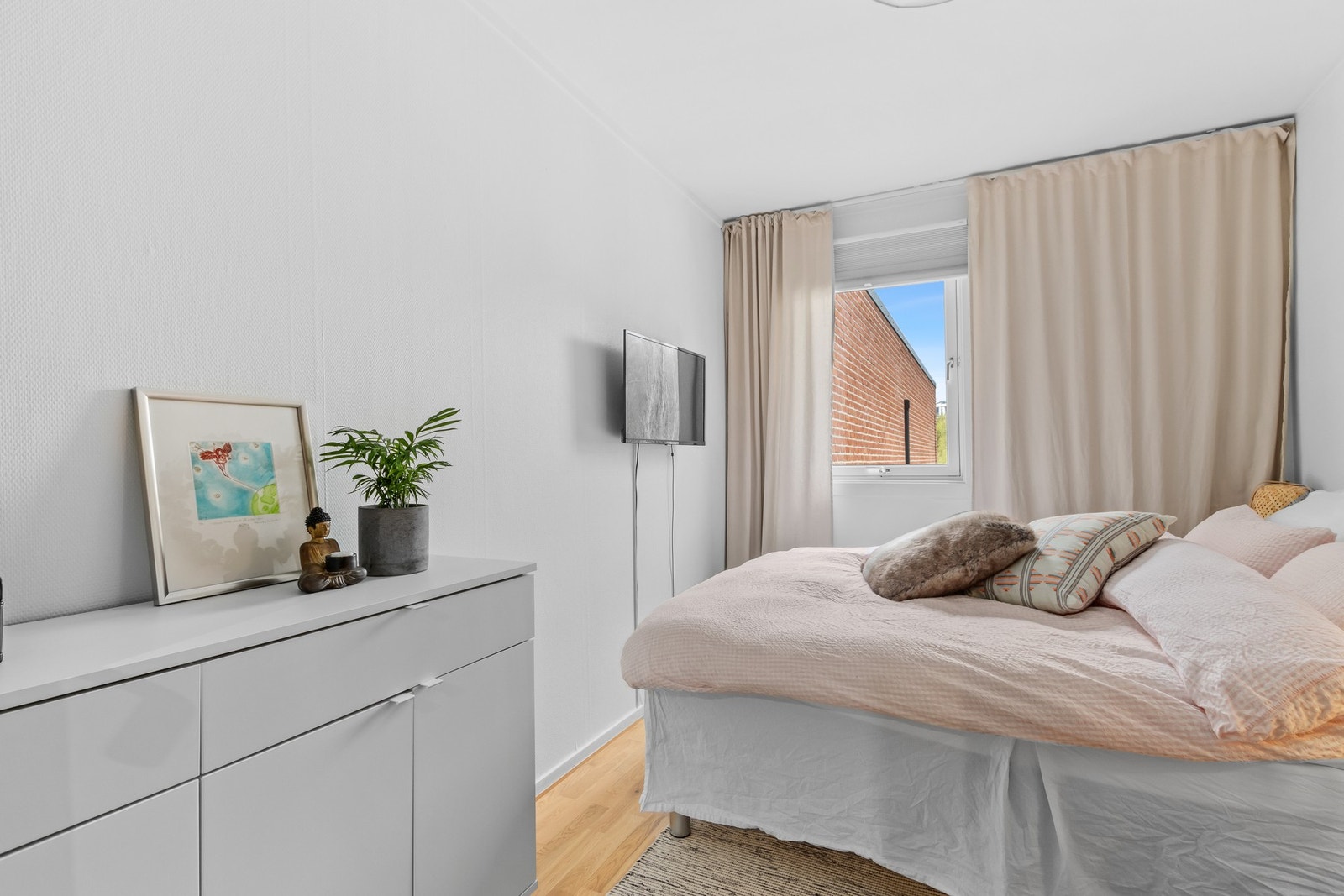 Soverom med plass til garderobeløsninger. Galleribilde