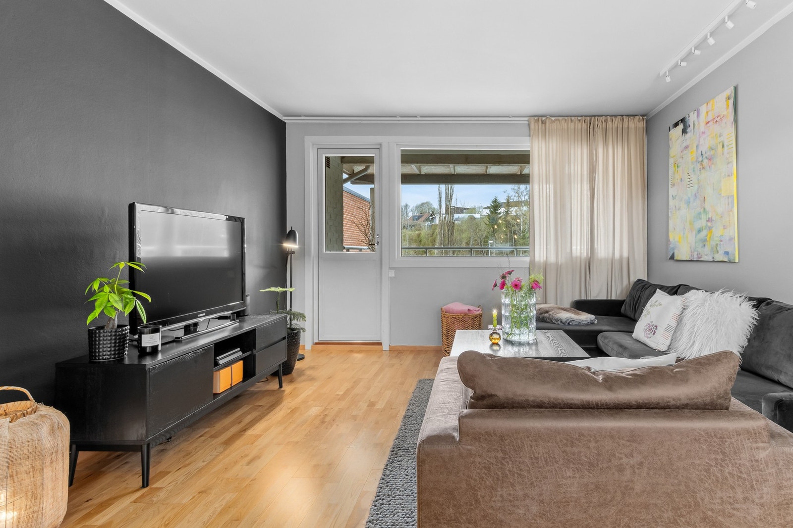 Fra stue er det utgang til balkong. Galleribilde