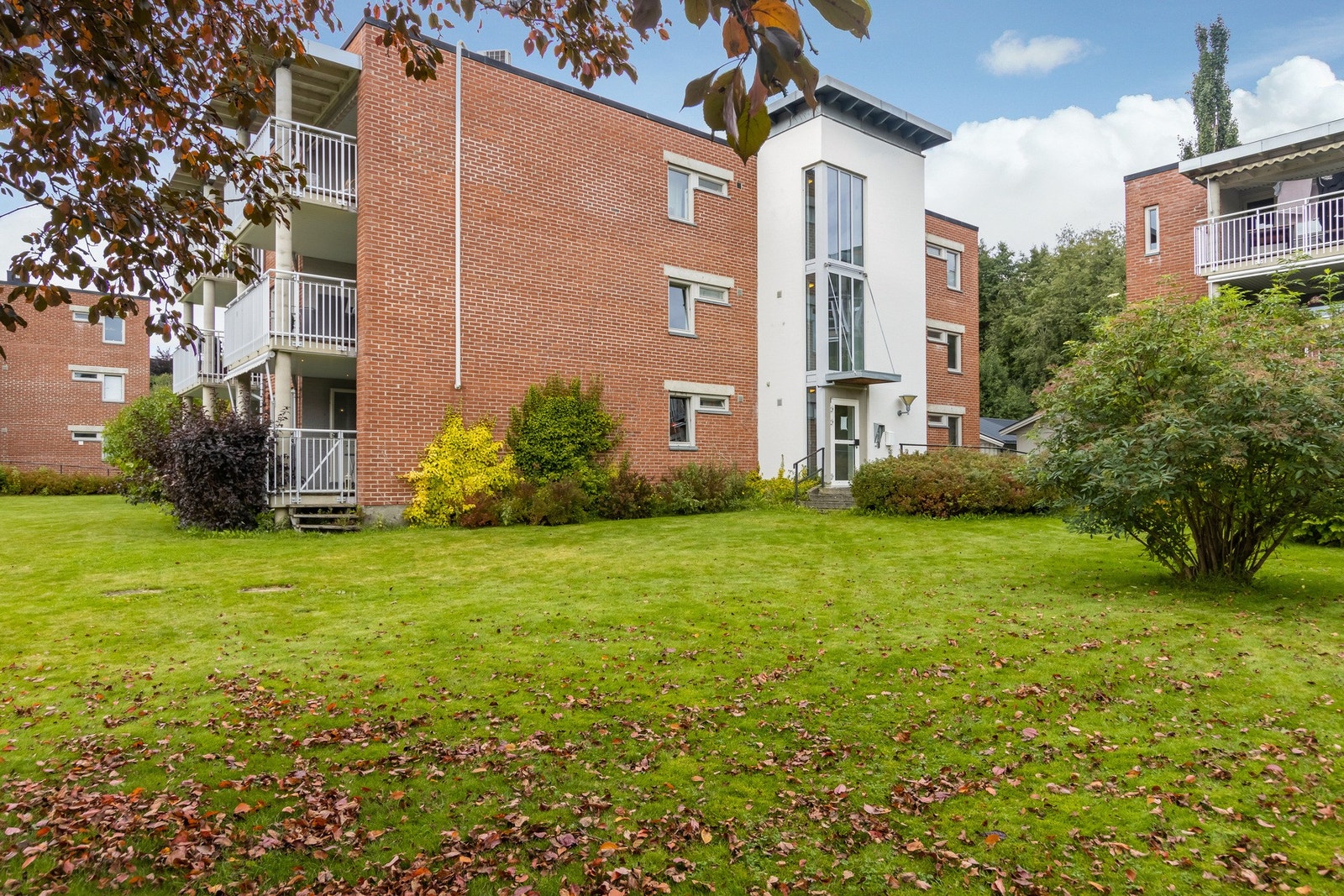 Leiligheten har kort avstand til alle servicefasiliteter og nært skole og barnehage. Gang- og sykkelvei til Stiklestad, samt fine turområder i nærområde. Galleribilde