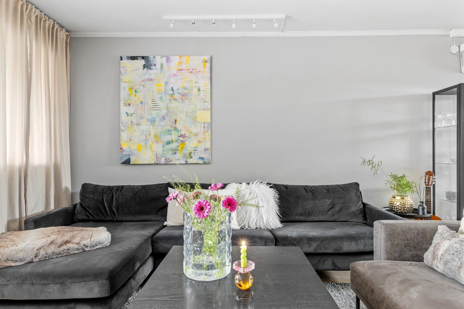 Leiligheten har en gjennomgående bra standard - med rene og lettstelte overflater. Galleribilde