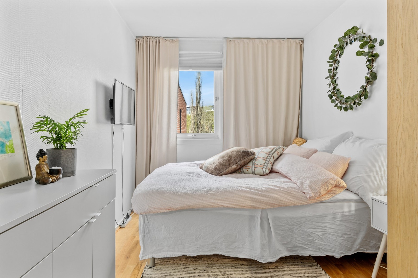 Lyst og romslig soverom på 10 kvm. Galleribilde