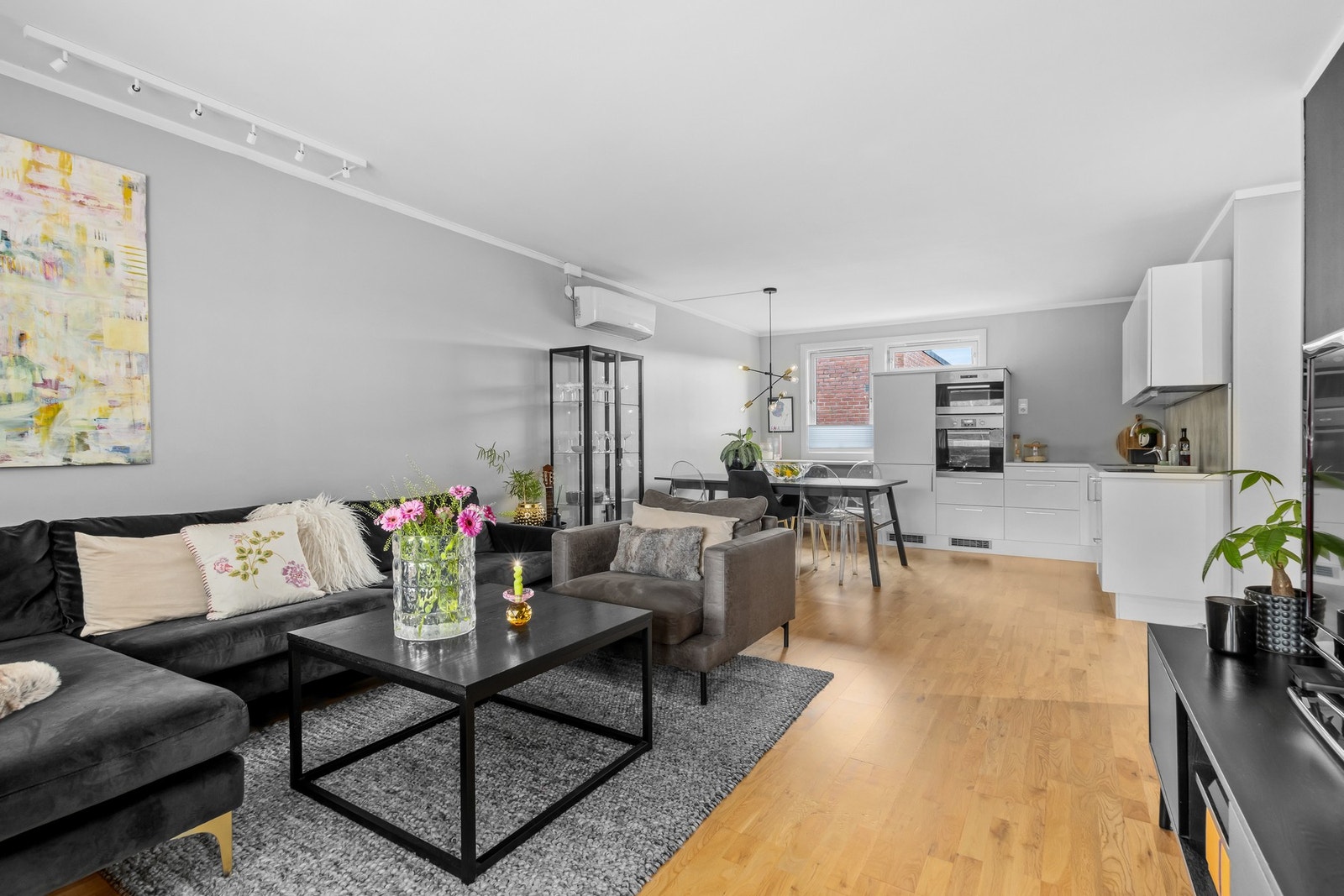 Leiligheten har en åpen stue og kjøkken løsning. Galleribilde