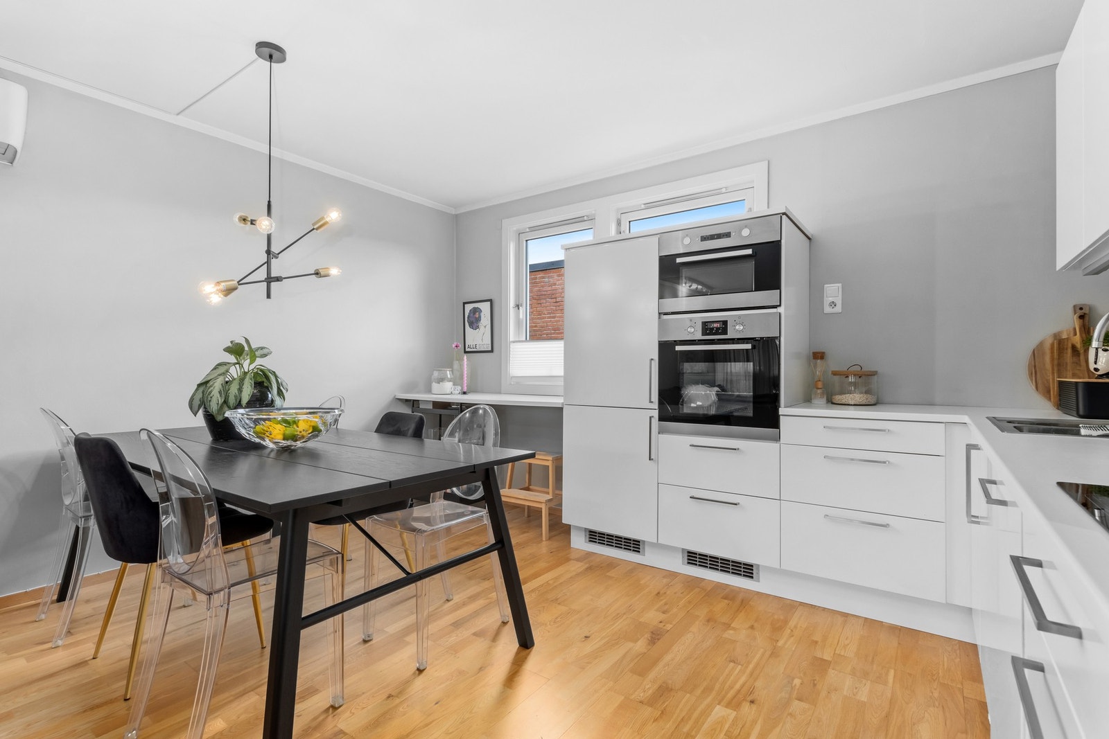 Leiligheten har god plass til en større spisegruppe. Galleribilde