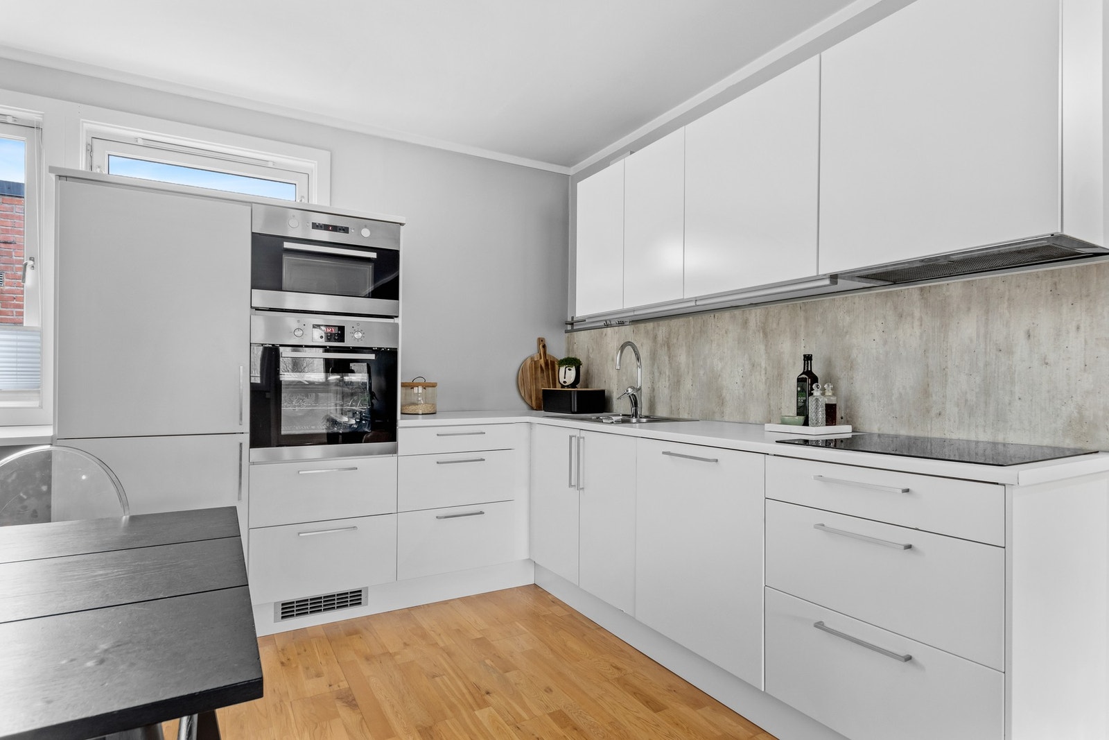 Kjøkken med god skap- og benkeplass. Galleribilde