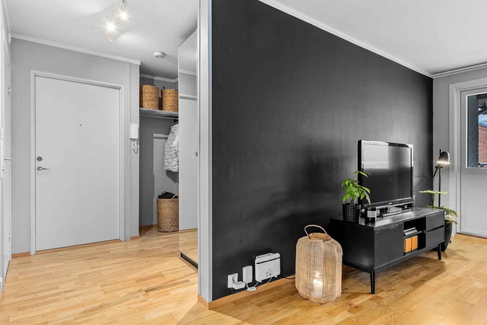 Leiligheten har elektrisk oppvarming - samt en luft til luft varmepumpe. Galleribilde