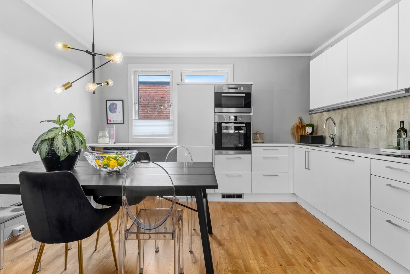 Lyst og pent kjøkken fra 2012, med ny benkeplate fra 2021. Galleribilde