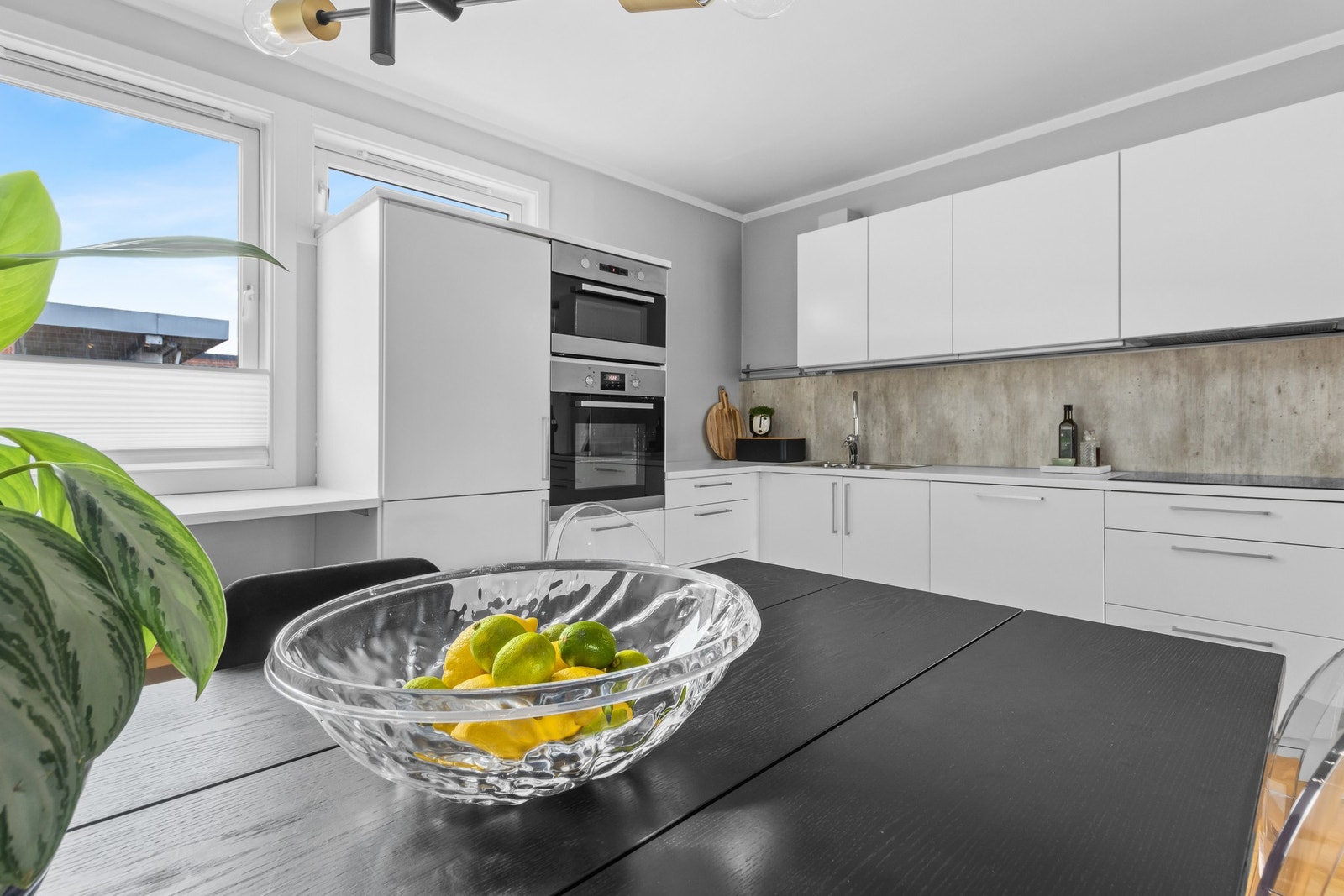 Kjøkken - morgensolen kommer gjennom kjøkkenvindu. Galleribilde