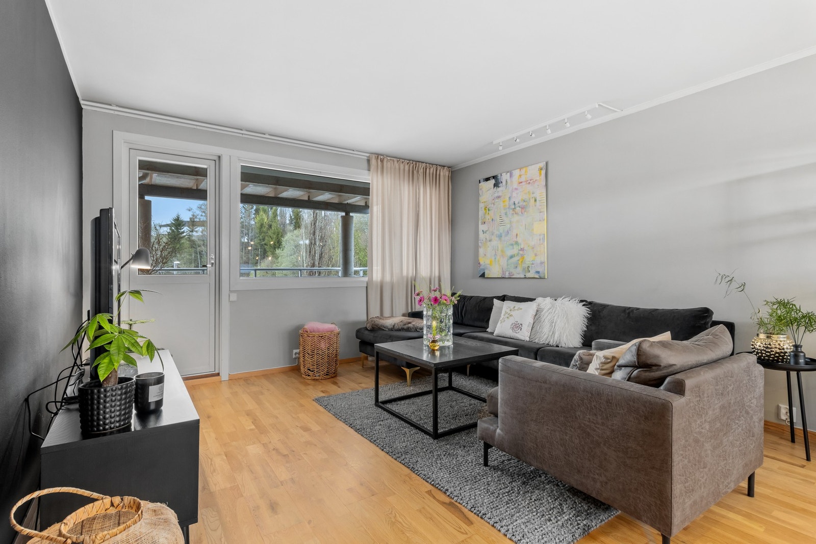 Leiligheten måler 55 kvm (BRA-i) og består av stue, kjøkken, bad, entré, soverom og balkong. Utover dette har du også 2 boder i kjeller og parkeringsplass på borettslagets tomt. Galleribilde