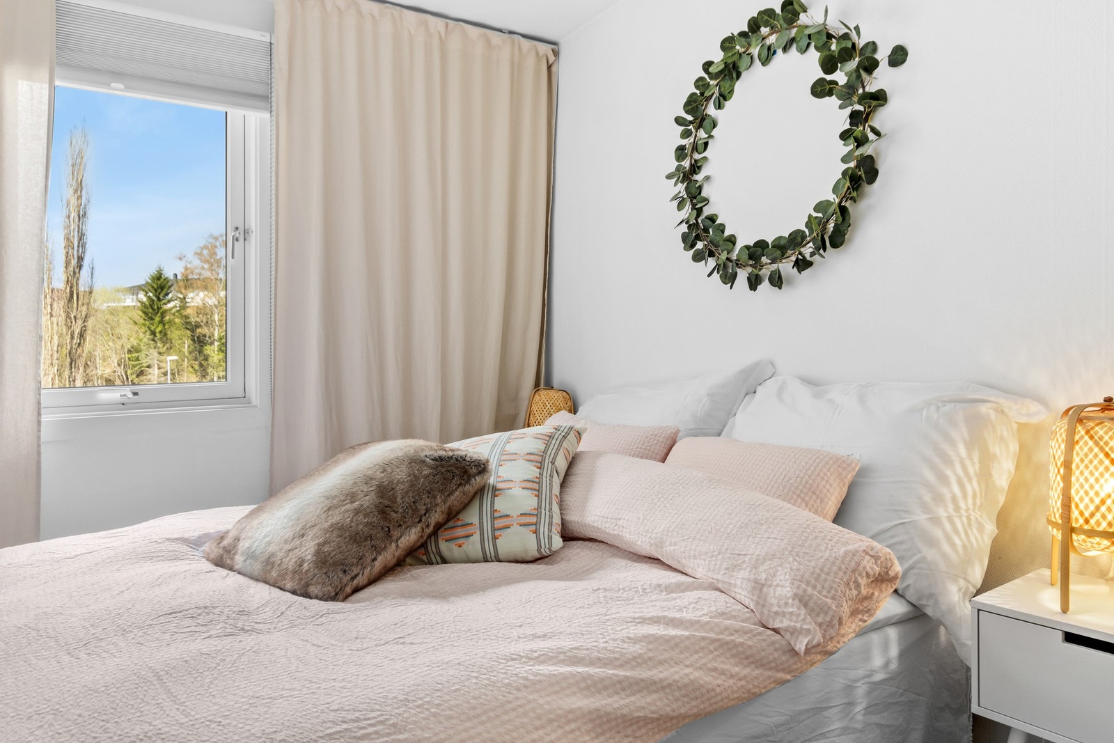 Soverom med god plass til dobbeltseng. Galleribilde