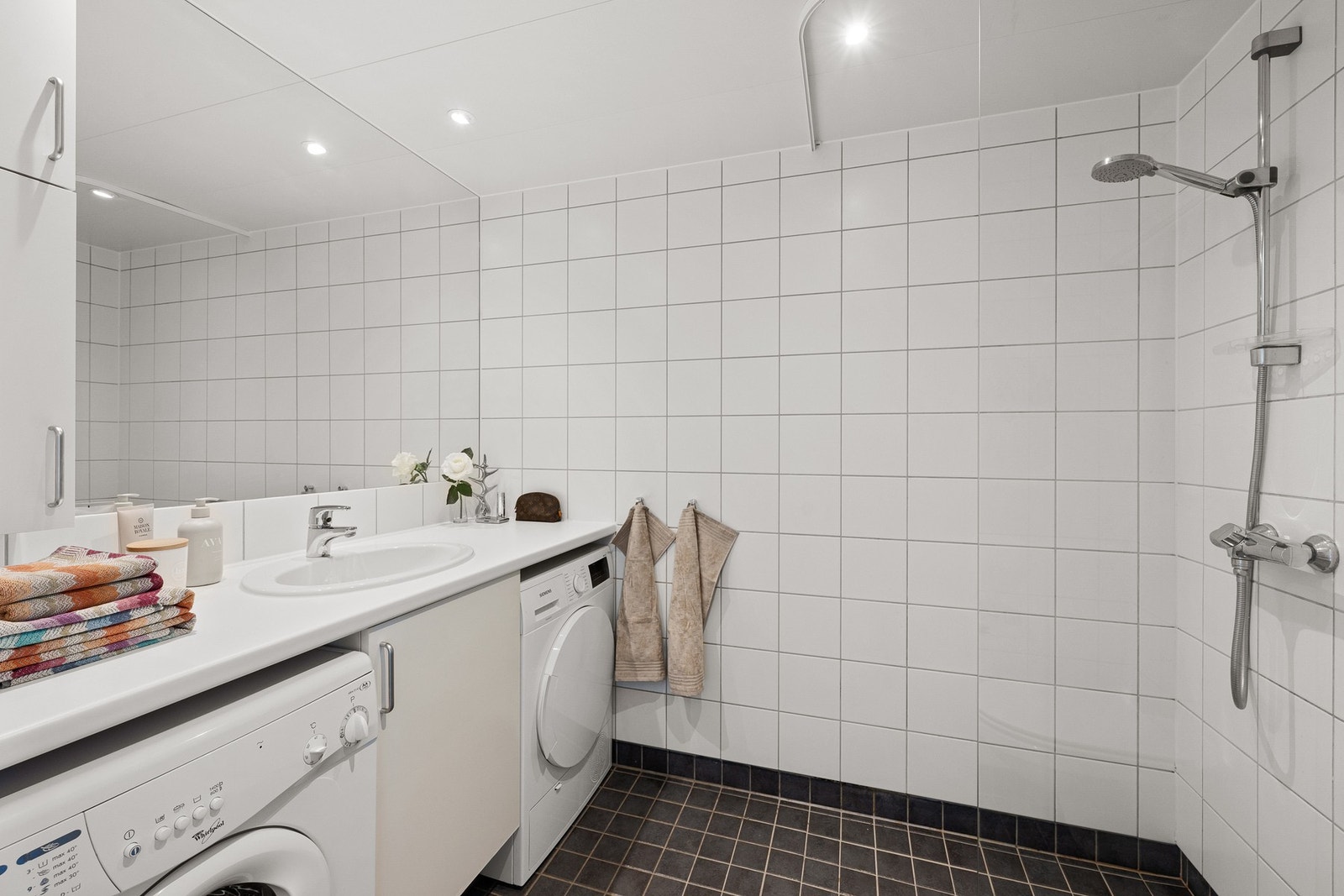 Klassisk, flislagt bad fra byggeår med gulvvarme med opplegg for både vaskemaskin og tørketrommel. Galleribilde