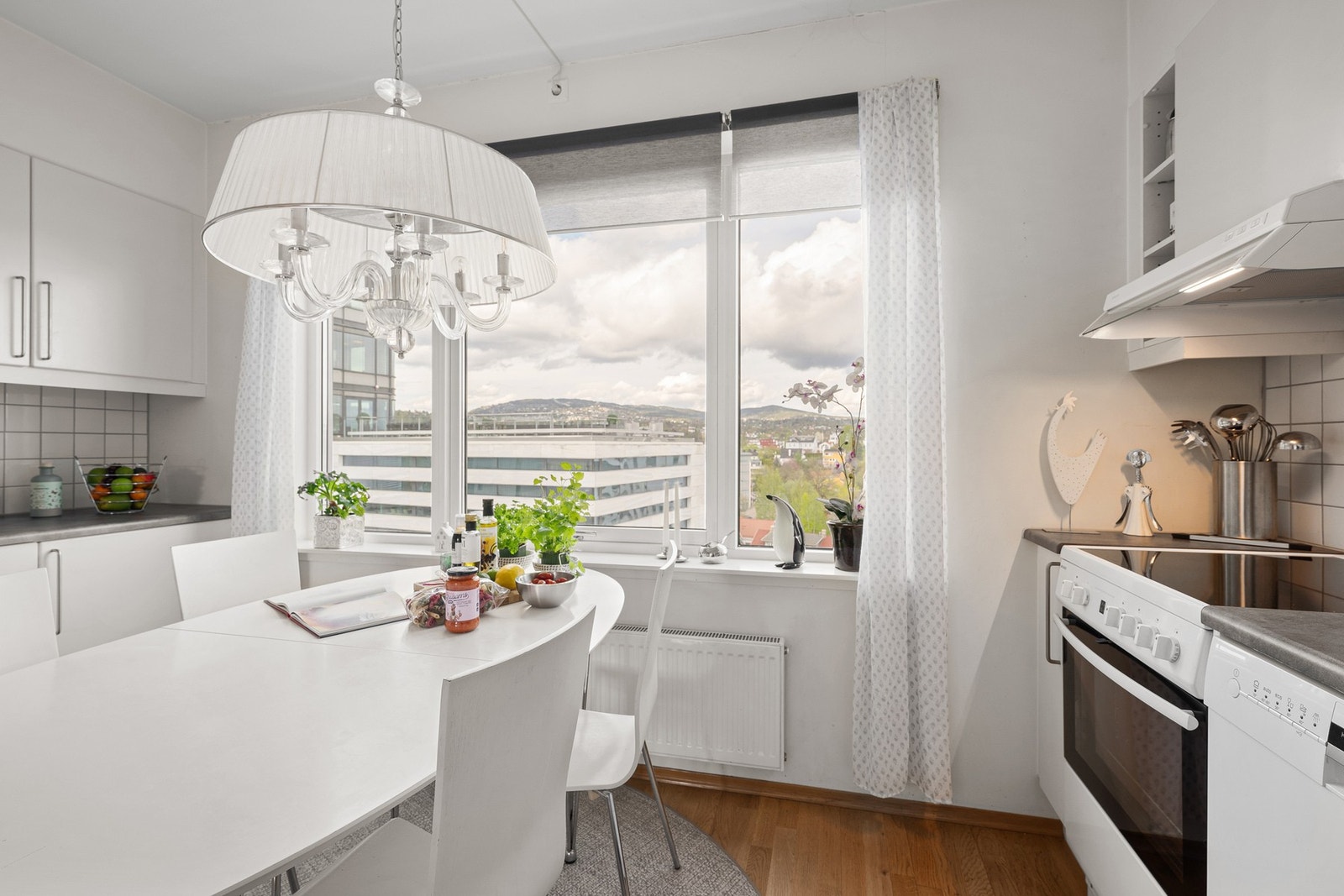 Kjøkkenvinduet byr på fantastisk utsikt og lys dag som kveld. Galleribilde