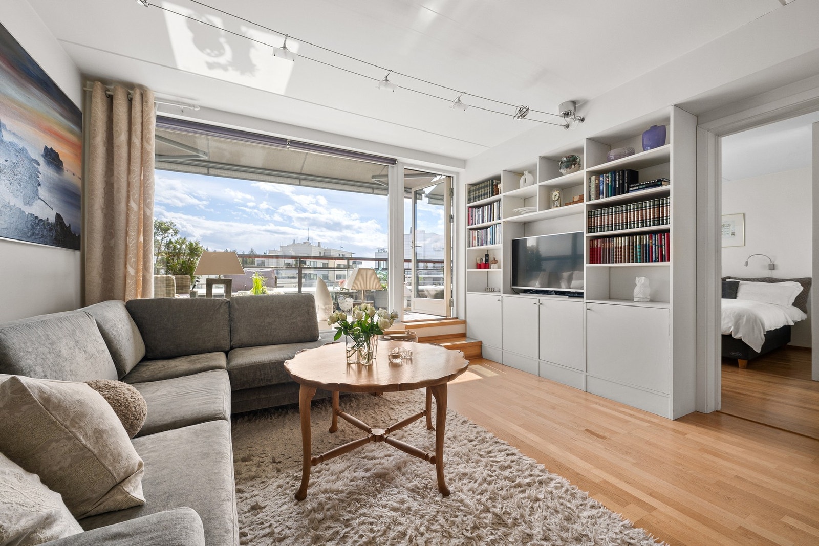 Det er god plass til en større sofagruppe og tilhørende møblement. Galleribilde