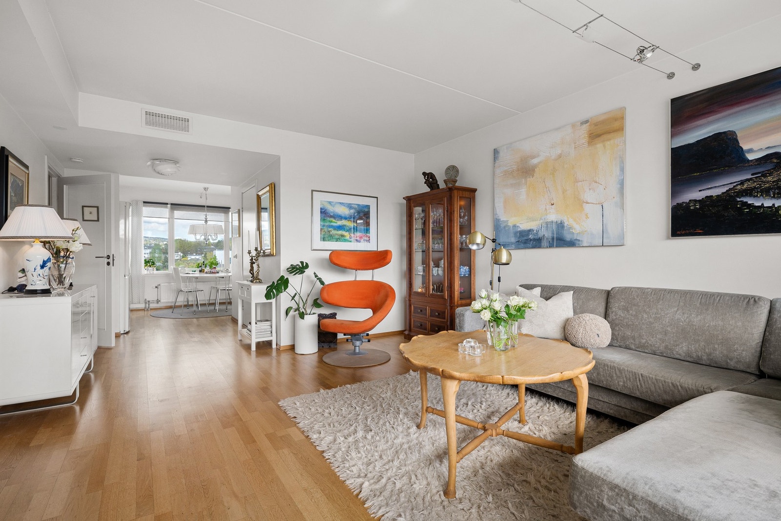 Det er flere møbleringssoner i stuen, noe som gir deg muligheten til å skape en stue etter din helt egen smak. Galleribilde