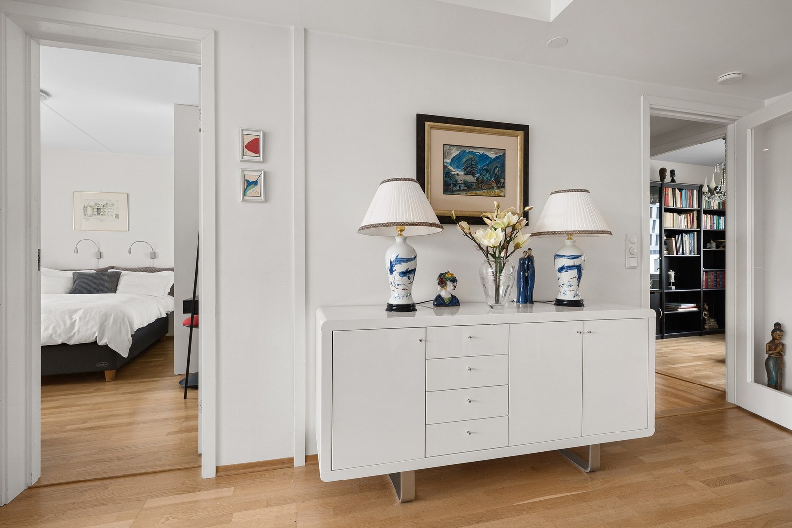 Leiligheten har varmtvann og fyring inkludert i felleskostnadene. Oppvarming med vannbåren varme til radiatorer tilknyttet felles varmesentral. Galleribilde