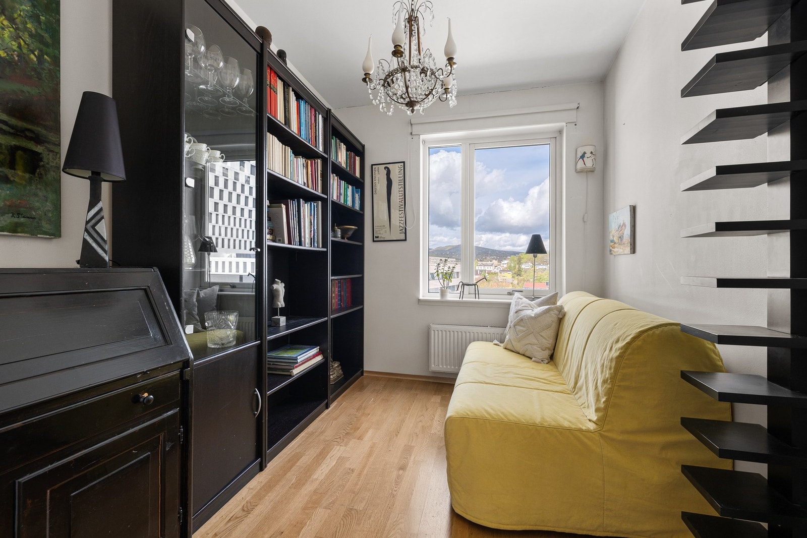 Soverom 2. Rommet passer utmerket som hjemmekontor/barnerom/gjesterom. Galleribilde