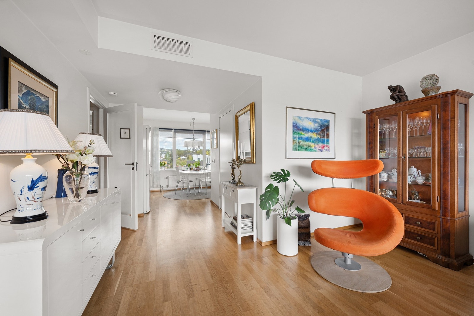 Leiligheten har et funksjonelt og sosialt kjøkken av åpen løsning mot stue. Galleribilde