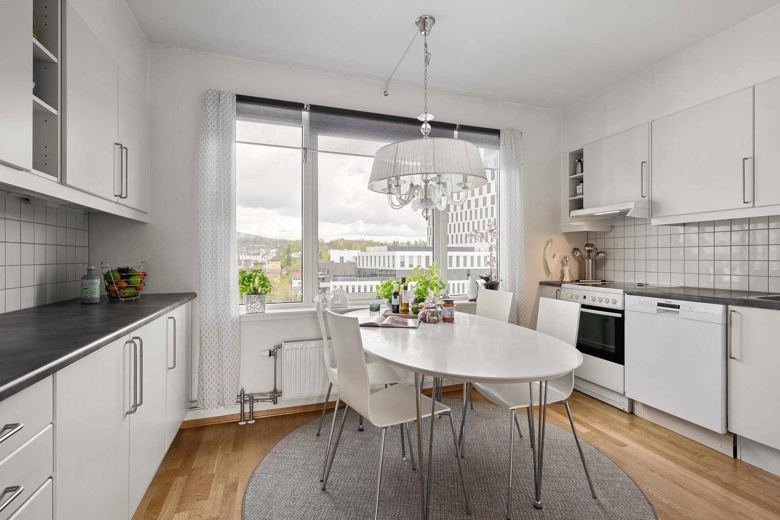 Kjøkkeninnredningen består av glatte fronter og benkeplate av laminat og byr på meget god lagrings- og oppbevaringsplass. Galleribilde