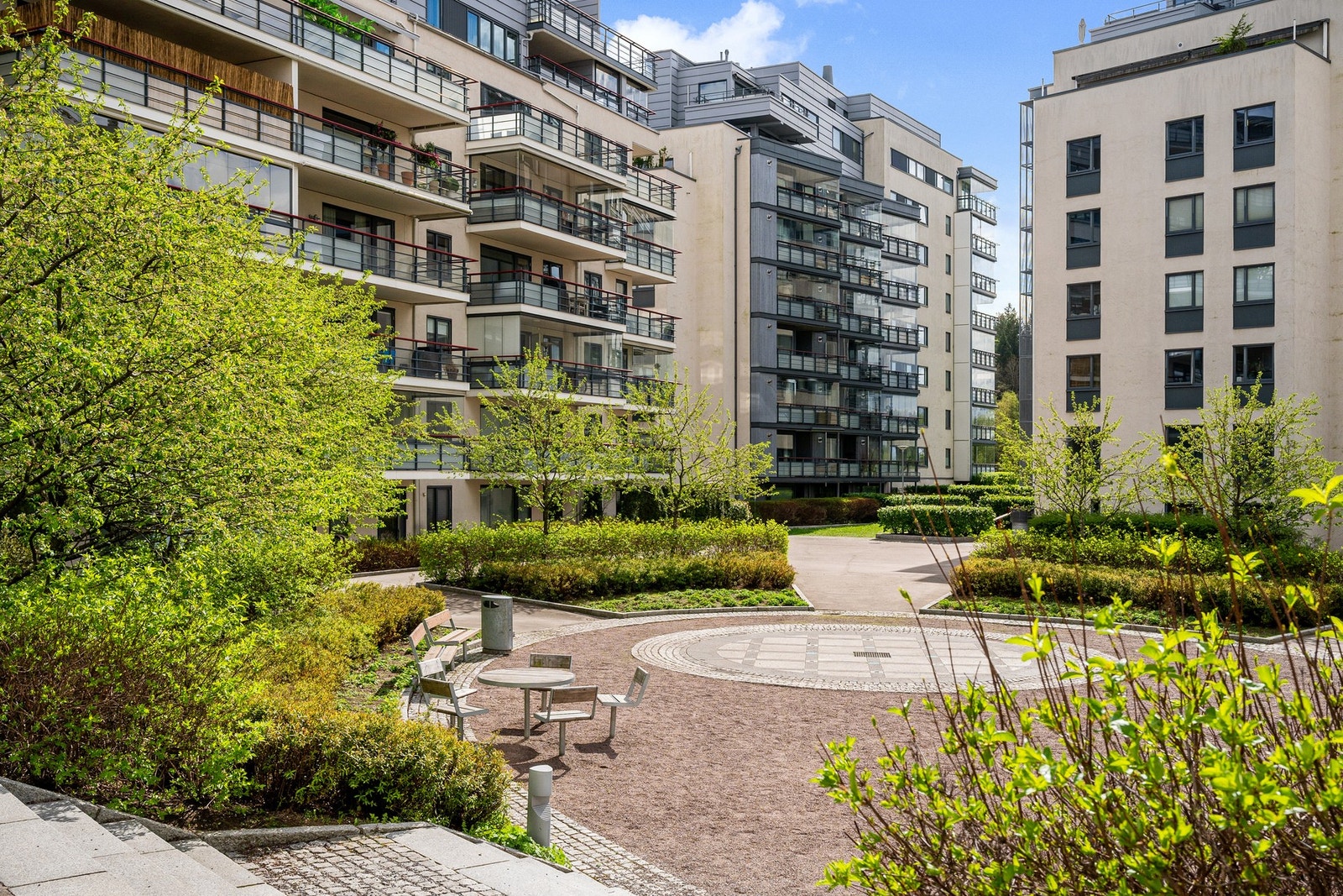 Borettslaget har et pent opparbeidet gårdsrom med lekeområder, gressplen, sittebenker og fontene. Galleribilde