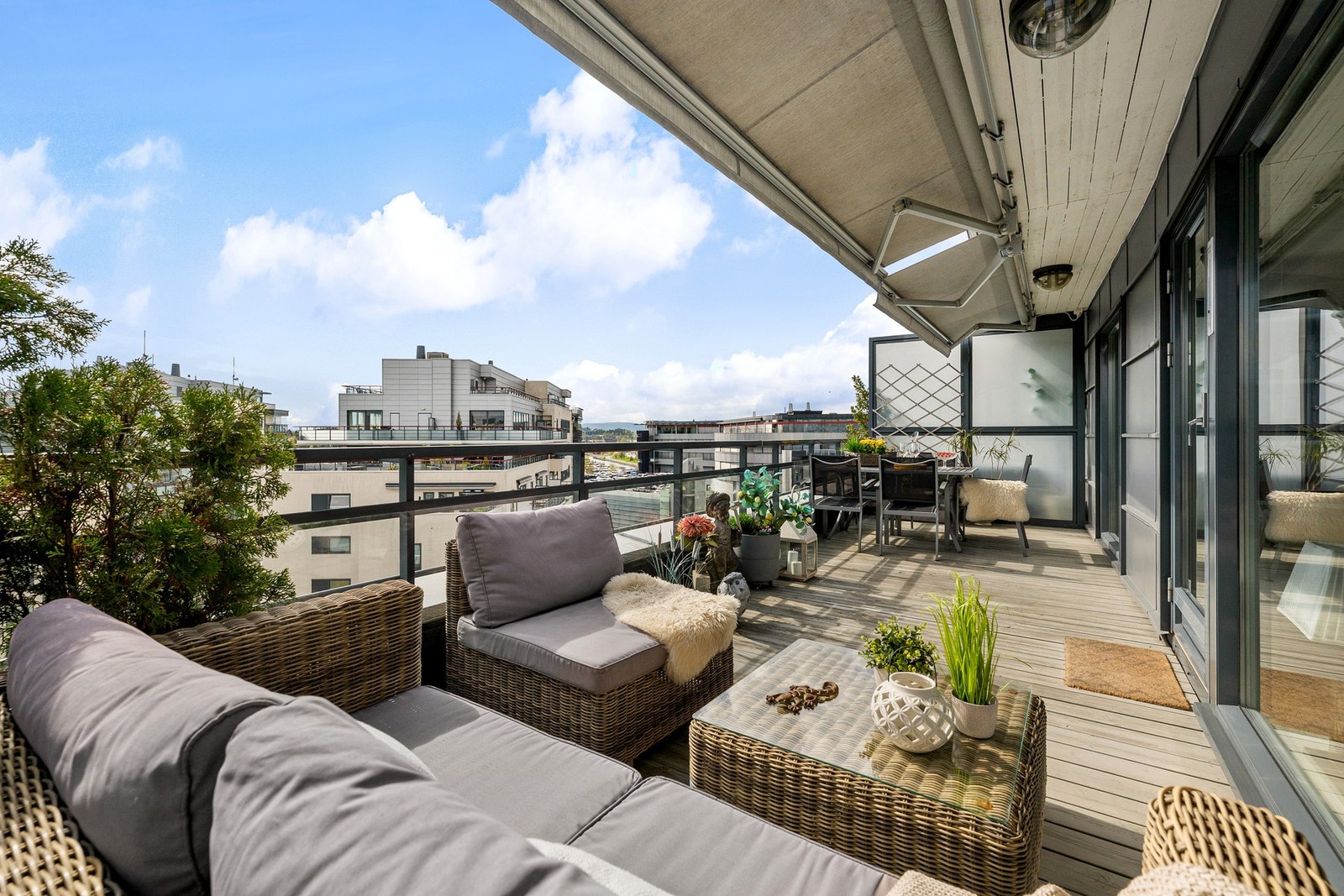 Her får du en lys og optimal 3- roms toppleilighet beliggende i et nyere bygg fra 2008. Leiligheten passer ypperlig for deg som vil bo svært sentralt samt rolig til med et mangfold av servicetilbud i umiddelbar nærhet. Galleribilde