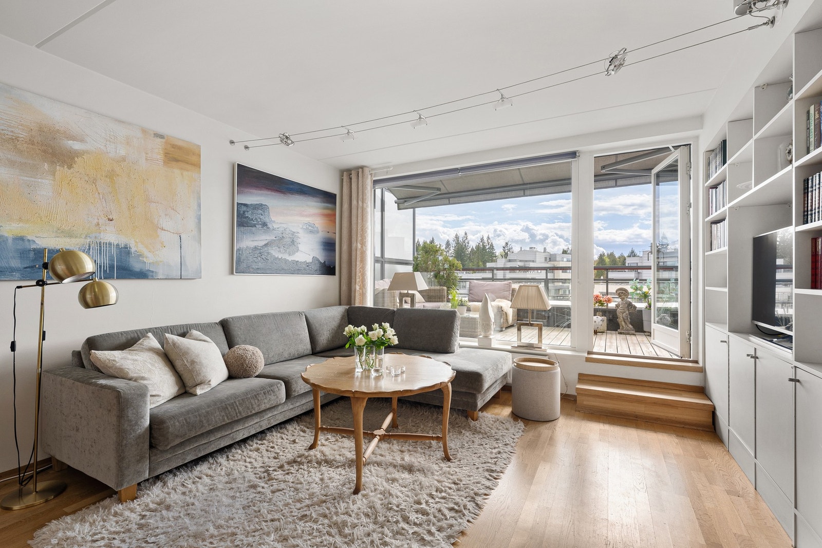 Leilighetens stue oppleves som svært romslig og lys med rikelig av naturlig lysinnslipp fra de flotte vindusflatene, noe som skaper en god romfølelse. Galleribilde