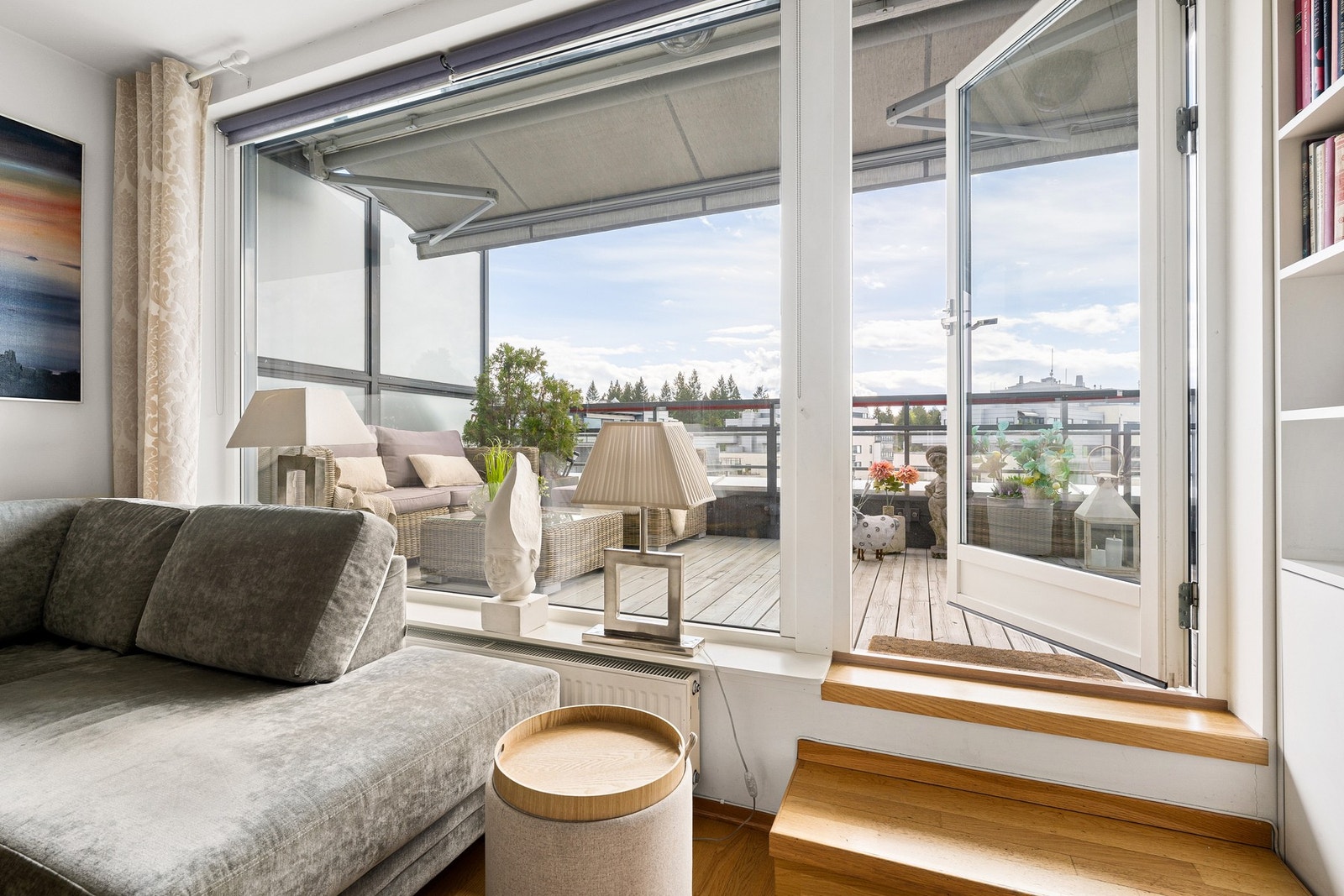 Stuen fører ut til den spektakulære takterrassen på 20 kvm som fungerer som en fin forlengelse av stue. Galleribilde