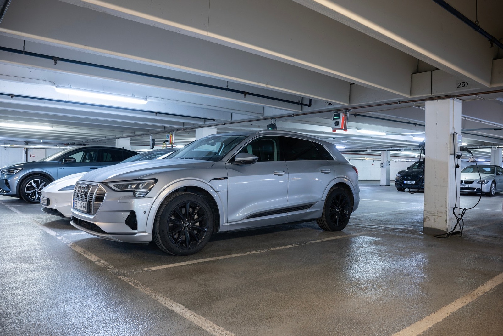 Leiligheten disponerer en garasjeplass i Sjølyststranda garasjesameie med elbil-lader. Galleribilde