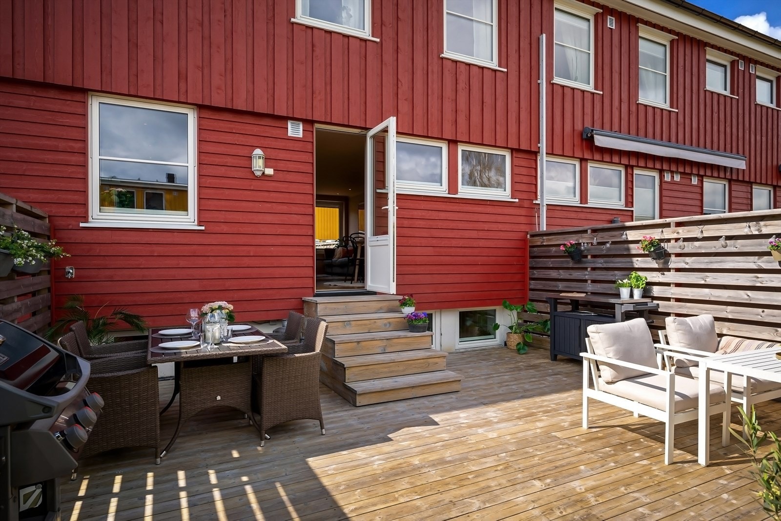 Fra stue/kjøkken har du utgang til en herlig terrasse på 35 m². Her kan man nyte solen fra morgen til ca. 13:00 midtsommers! Galleribilde